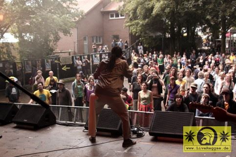Ray Darwin (UK) with Sara Lugo and The House Of Riddim Band 15. Reggae Jam Festival - Bersenbrueck 02. August 2009 (15).JPG